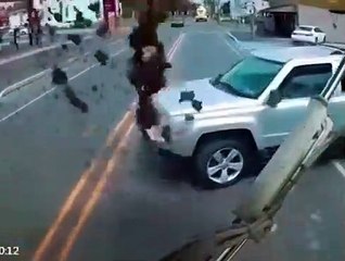VÍDEO: ¡Karma instantáneo! Hace frenar a un camión y derrama todo el cemento sobre su coche