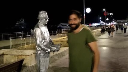 Ekmeğini hareket etmeyerek çıkartıyor