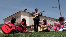 Gitar çalmayı öğrenen 8 kız öğrenci, köylerde mini konserler veriyor
