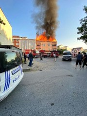 Arnavutköy'de binanın çatı katı alevlere teslim oldu