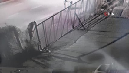 Alkollü şahsın tel örgülerin üzerinden geçerken düşme anı kamerada