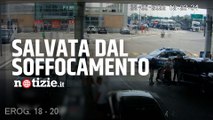 Modena, rischia di soffocare in autostrada: salvata dal gesto eroico della Polizia di Stato