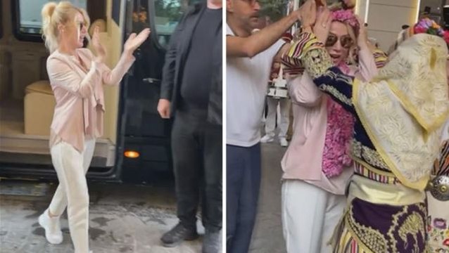 Melek Mosso'nun iptal edilen konseri yerine sahneye çıkan Seda Sayan, bando ekibi ve güllerle karşılandı