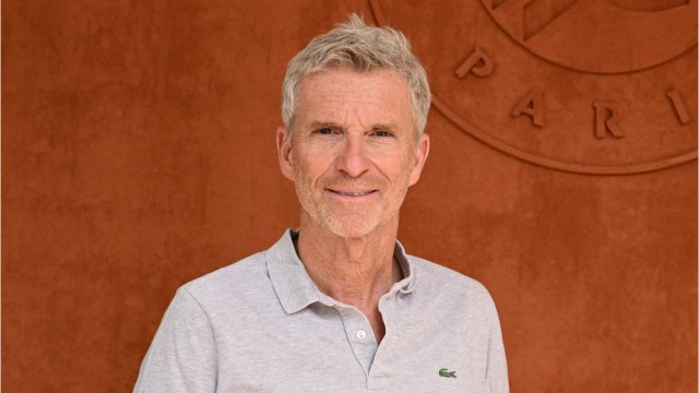 VOICI : Denis Brogniart pose avec son frère : les internautes sont choqués par leur incroyable ressemblance