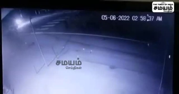 அதிவேகத்தில் வந்த கார் பைக் மீது பயங்கரமாக மோதி விபத்து; சிசிடிவி காட்சிகள்!