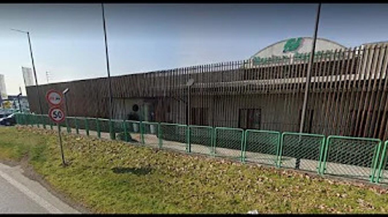 Malore improvviso alla guida, camionista sbatte contro la recinzione dell'azienda Florian Legno di R