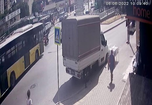 İETT otobüsü temizlik işçisine böyle çarptı