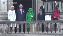 La reina Isabel II aparece sonriente en el balcón en las celebraciones del Jubileo