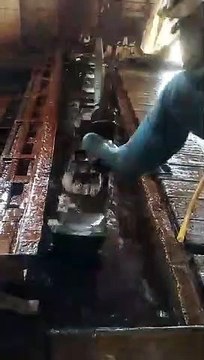 شوف التلج بيتعمل إزاي داخل أقدم مصنع في عزبة البرج .. إزاي بيجمدوه من غير ما يسيح!