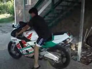 Régis fait un burnout avec sa nouvelle moto