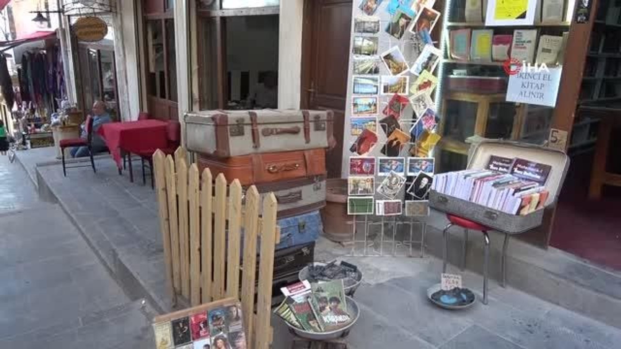 Bu dükkana giren 90'lı yıllara geri dönüyor