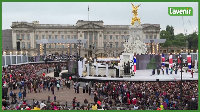 Elizabeth II a fait une apparition surprise au balcon du palais de Buckingham