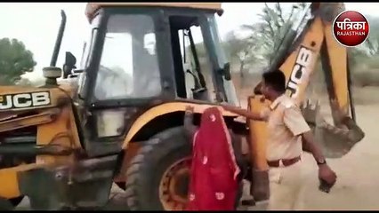 अतिक्रमण हटाने गई टीम की जेसीबी को आग लगाने की कोशिश, कर्मचारियों को दिखाए डंडे