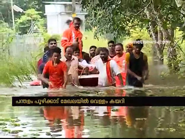 പന്തളം പൂഴിക്കാട് വെള്ളം കയറി; ഒറ്റപ്പെട്ട കുടുംബങ്ങളെ രക്ഷപ്പെടുത്തുന്നു