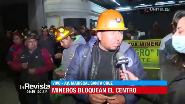 Mineros cooperativistas instalan un bloqueo en el centro de La Paz
