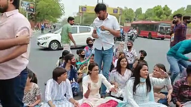 Students Protest- ‘कॉलेज प्राचार्य को हटाए जाने की मांग कर रही महारानी कॉलेज की स्टूडेंट्स, जानिए क्यों