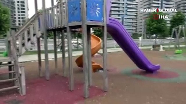 Sahildeki parkta oturan vatandaşlardan geriye çöpler kaldı