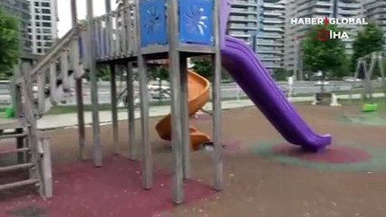 Sahildeki parkta oturan vatandaşlardan geriye çöpler kaldı