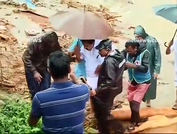 ഉരുള്‍പൊട്ടിയ പുത്തുമലയില്‍ നേരിട്ടെത്തി ചെന്നിത്തലയും മുല്ലപ്പള്ളിയും