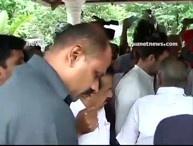 രാഹുല്‍ ഗാന്ധി മലപ്പുറത്ത്; ദുരിത ബാധിതരുമായി സംസാരിക്കുന്നു