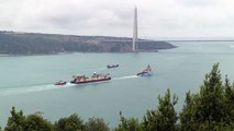 Karadeniz'e doğal gaz borularını yerleştirecek gemi İstanbul Boğazı'ndan geçti