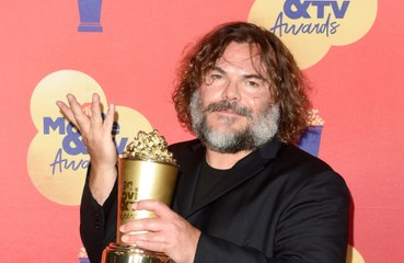 Tải video: Jack Black quipped he needed a 'blast of oxygen' as he won the Comedic Genius at the MTV Movie and TV Awards