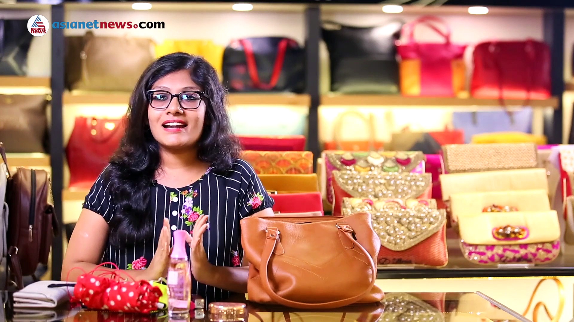 നിങ്ങളുടെ 'പേഴ്സിനുളളില്‍' ഒതുങ്ങുന്ന ട്രെന്‍ഡി ബാഗുകള്‍ | Jimikki Kammal