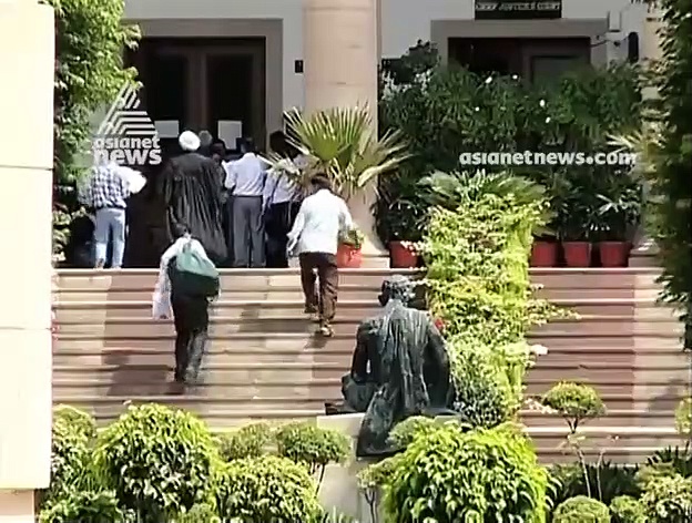 ഉന്നാവ് പെണ്‍കുട്ടിയുടെ ആരോഗ്യനിലയില്‍ പുരോഗതി; ദില്ലിയിലേക്ക് ചികിത്സ മാറ്റുന്നതില്‍ ഇന്ന് തീരുമാനം