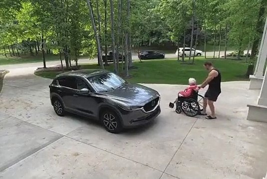 Un homme oubli sa grand mère ne fauteuil roulant dans une descente