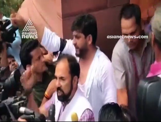 ഭരണഘടന കീറിയെറിഞ്ഞ് പിഡിപി അംഗങ്ങള്‍, പ്രതിഷേധിച്ചവരെ പുറത്താക്കി സഭാധ്യക്ഷന്‍