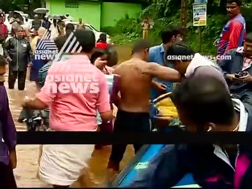 ശ്രീകണ്ഠാപുരത്ത്  ഭക്ഷണമില്ലാതെ കുടുങ്ങിക്കിടന്നവരെ മത്സ്യത്തൊഴിലാളികള്‍ രക്ഷപെടുത്തി