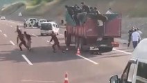 Kaçak göçmenler, otoyolda arıza yapan kamyonun kasasından atlayıp etrafa dağıldı