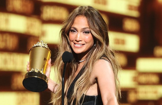 Jennifer Lopez se emociona al recoger el premio honorífico de los MTV Movie and TV Awards