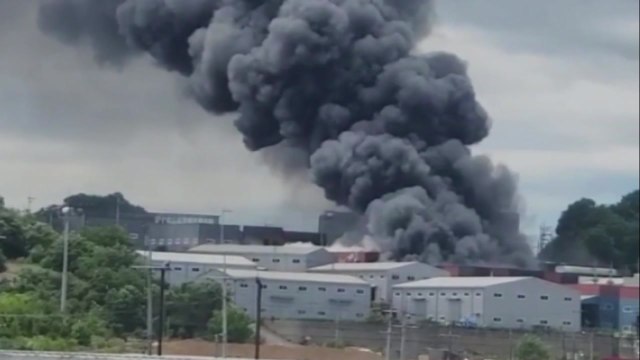 화장품 공장 화재...술 마시던 60대 바다에 빠져 사망 / YTN