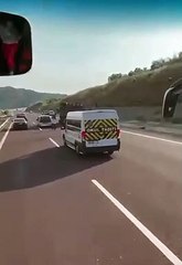 Jandarma önünü kesti! Kamyondan göçmen fışkırdı