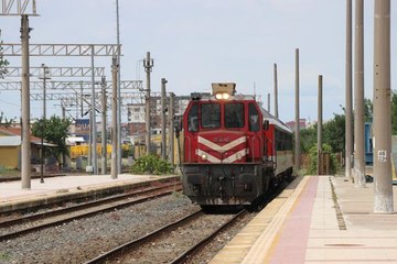 Gurbetçiler vagonlarına otomobillerini de yükledikleri trenle Türkiye'ye geliyor