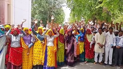 बावली के ग्रामीण पहुंचे कलक्ट्रेट और किया प्रदर्शन