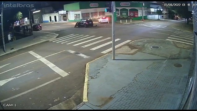 Vídeo mostra forte colisão entre carros no cruzamento das Ruas Paraná e Salgado Filho