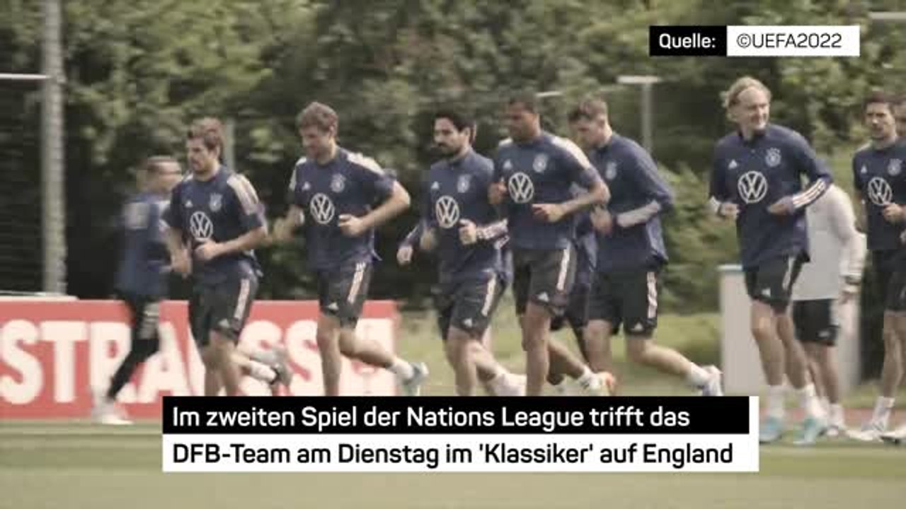DFB-Stars im Training: Warmmachen für England