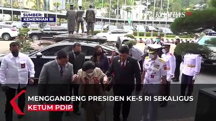 Momen Prabowo Subianto Gandeng Megawati Bantu Naiki Tangga di Unhan Bogor