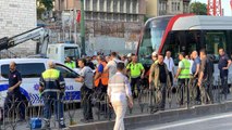 Laleli'de tramvay ile polis aracı kafa kafaya çarpıştı: 3 polis yaralı