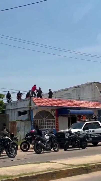 La police mexicaine maitrise un forcené avec une chaise !