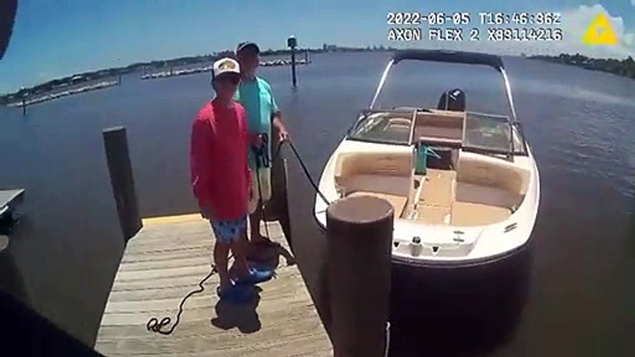 Ces policiers empruntent le bateau d'une famille pour poursuivre un voleur de jet ski