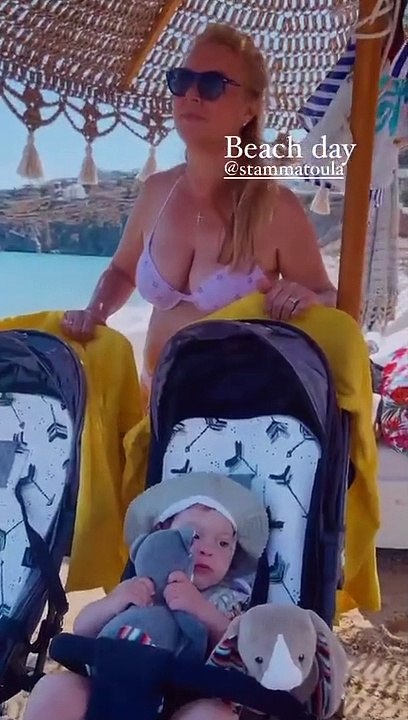 Χριστίνα Μπόμπα: Για βουτιές με τις κόρες της! Τα summer αξεσουάρ των διδύμων της μας ξετρέλαναν 2