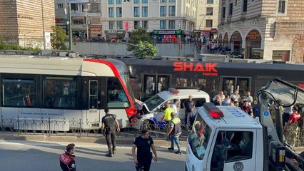 Fatih'te tramvay ile polis aracı çarpıştı (2)