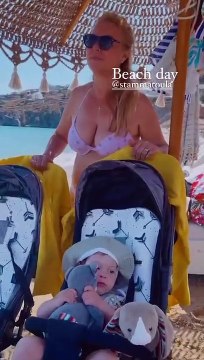 Χριστίνα Μπόμπα: Για βουτιές με τις κόρες της! Τα summer αξεσουάρ των διδύμων της μας ξετρέλαναν 1