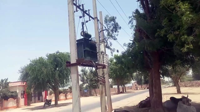 डिस्कॉम की प्रति यूनिट बिजली दरों की बाजीगिरी में फंसा उपभोक्ता