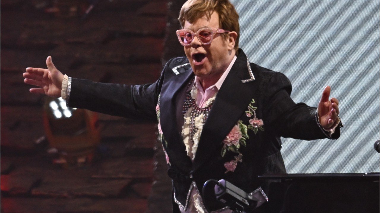 GALA VIDÉO - Elton John capricieux : découvrez son étonnante demande pour ses lunettes