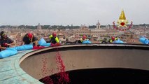Roma, Pentecoste: Vigili del Fuoco lanciano petali rossi dalla cupola del Pantheon (06.06.22)