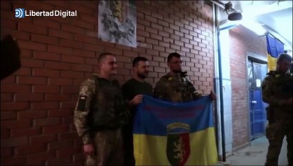 下载视频: Zelenski visita a las tropas ucranianas que luchan en Lugansk y Donetsk